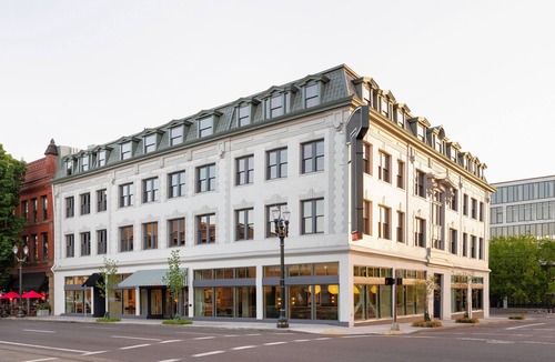 Buckman Neighborhood Apartment | Experience Soothing Moments & Luxury! Pets Allowed, Near Pioneer Place