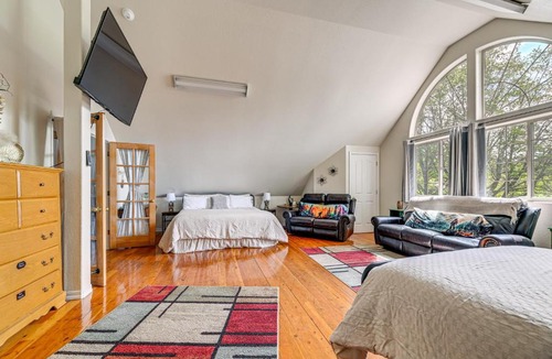 Cave Junction Apartment | Explore Caves & Coast! Family-Friendly Oregon Stay