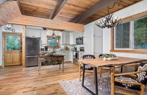 Washougal House | Exquisite and Comfy Riverside Retreat, Huge Deck, Two Fire-Tables, BBQ, New Décor and Furnishing