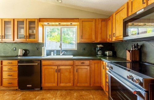 Sherwood - Tualatin South House | Exquisite Tualatin 2BR w/Parking, nr Shops & Restaurants, by Blueground