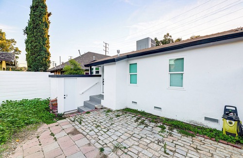 Los Angeles House | Extended Stay in LA! Cozy Home 3 Mi to Downtown