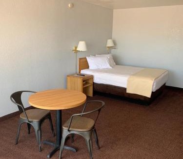 Downtown Phoenix Hotel | EZ 8 Motel Airporter