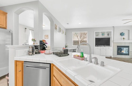 Hood House | Fabulous 2-bedroom house with AC in Elk Grove