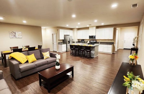 Riverside House | Fabulous 4-bedroom house with AC in Riverside