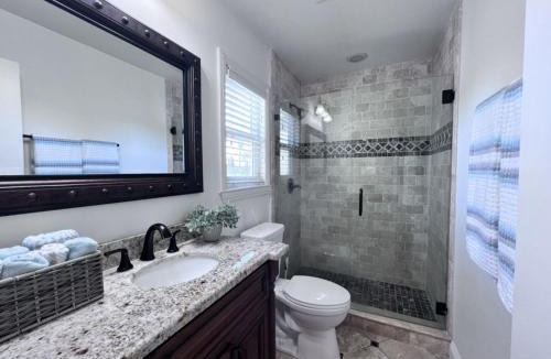 Orange House | Fabulous 6 bedroom (3 master suites), 4 bath pool w/Jacuzzi home