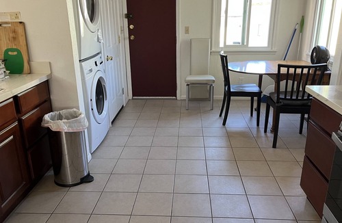 Laurel House | Fabulous and easy commute for group 6br4ba 3Houses w free parking =1price