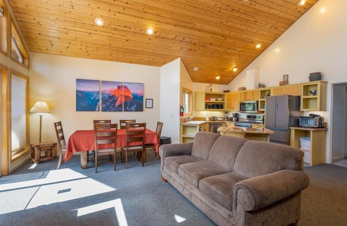Yosemite National Park House | Falcons Nest (Upstairs)