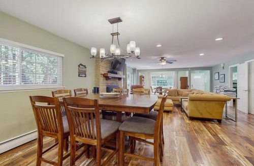 Al Tahoe House | Family and Pet Friendly Home with Hot Tub Studio Short Walk to Lake