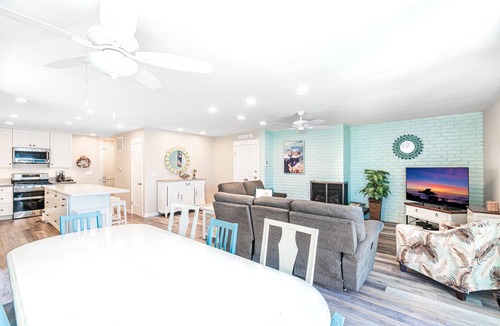 West Newport House | Family Beachside Getaway for 14 with A/C, Only 1/2 Block to the Beach