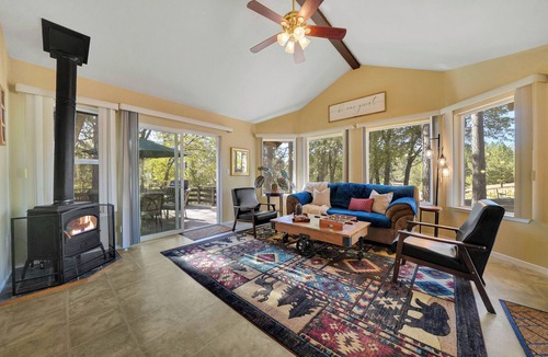 West Point Cabin | Family & Dog friendly Fenced 5Acr: Pool Table, Playground, Firepit, BBQ, Starlnk