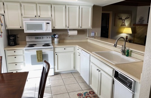 Pinetop Condo | Family Friendly Pines Condo-3b/2b