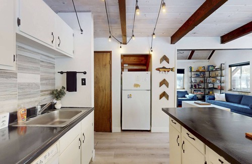 Tahoe Paradise Cabin | Family-friendly cabin with fireplace, bikes, loft, games, & skiing nearby