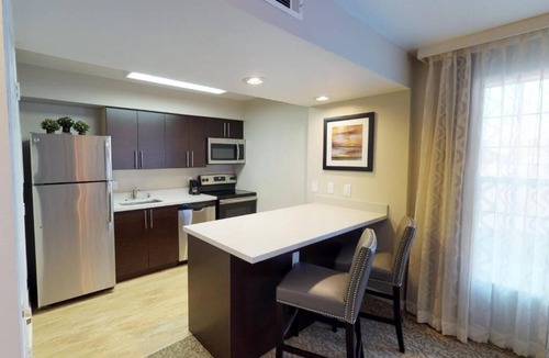 Newark Hotel | Family-Friendly 1BR Suite w/Kitchen + Living Area Near Newpark Mall + Breakfast