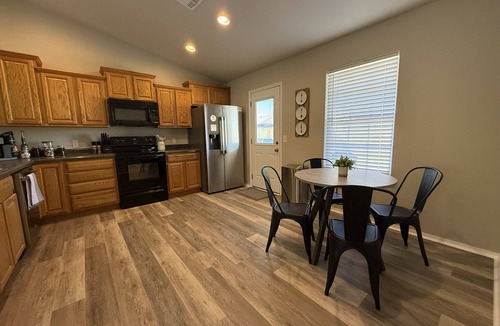 Broken Arrow House | Family-friendly 3BR with a fun 90s themed game room, fenced yard & grill