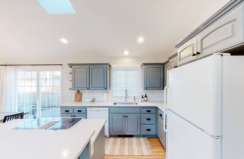 Four Sisters House | Family-Friendly Beach Home with High-Speed WiFi, Gas Fireplace, and Washer/Dryer
