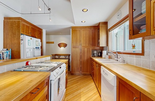 Upper Kingsbury House | Family-friendly home with mountain views, pool table, fireplace, & spacious deck