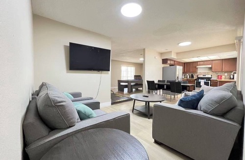 Winchester House | Family-Friendly House with Pool and Spacious Room