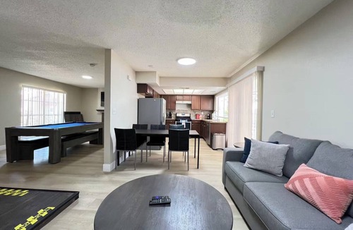 Winchester House | Family-Friendly House with Pool and Spacious Room