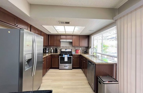 Winchester House | Family-Friendly House with Pool and Spacious Room