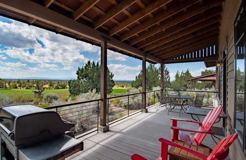 Powell Butte House | Family Friendly, luxurious cabin on the golf course