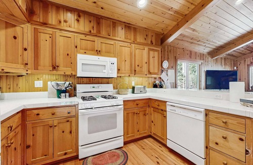 Chamberlands House | Family-Friendly Mountain Home with Decks, Views, Fireplaces, Walk to Beach