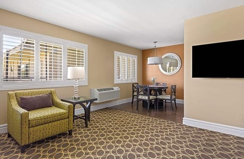 Corte Madera Hotel | Family-Friendly Suite | Outdoor Pool | Free Parking | Courtyard | BBQ Area