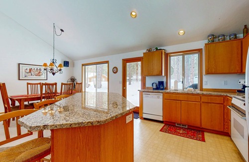 Sunriver House | Family-Friendly Sunriver Home with Private Hot Tub, Shared Pool, WiFi, SHARC passes