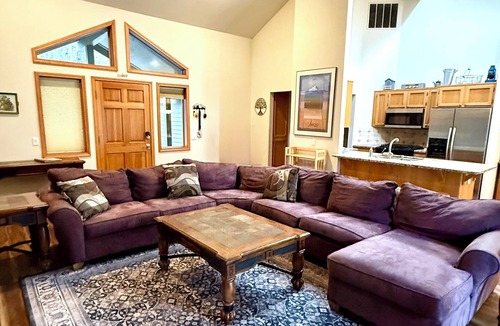 Sunriver House | FAMILY FRIENDLY Updated 3 Bdrm, Sleeps 8, 6 beds, A/C, Hottub, SHARC PASSES !
