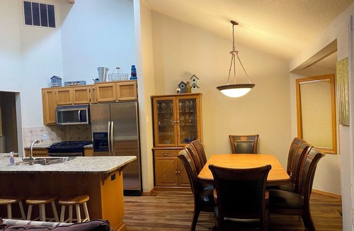 Sunriver House | FAMILY FRIENDLY Updated 3 Bdrm, Sleeps 8, 6 beds, A/C, Hottub, SHARC PASSES !