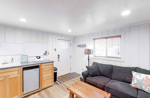Gleneden Beach House | Family friendly house with ocean view and private hot tub walk to beach dogs OK