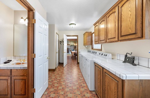 Estacada House | Family & Friends! Big comfy home w/indoor jet tub, huge private deck w/ping pong