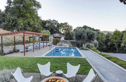 Glen Ellen House | Family Fun in Glen Ellen: Pool, Hot Tub & Pickleball!