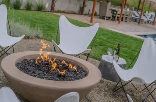 Glen Ellen House | Family Fun in Glen Ellen: Pool, Hot Tub & Pickleball!