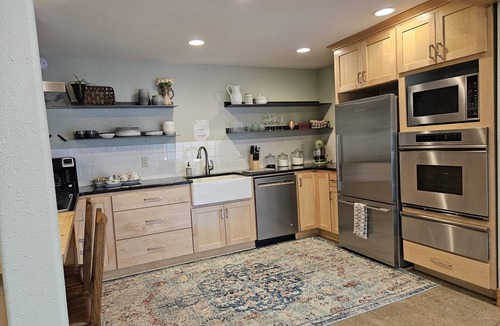 Molalla House | Family gatherings or Romantic Escapes — modern comfort near Silverton awaits!