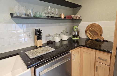 Molalla House | Family gatherings or Romantic Escapes — modern comfort near Silverton awaits!