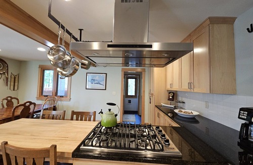 Molalla House | Family gatherings or Romantic Escapes — modern comfort near Silverton awaits!