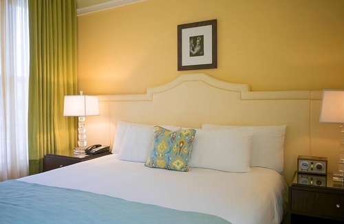 Goose Hollow Hotel | Family Getaway | 2 Chic Units | Pets Allowed | Near Washington Park - 2.2 mi