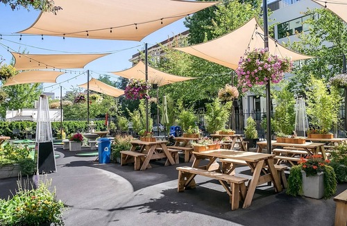 Goose Hollow Hotel | Family Getaway | 2 Chic Units | Pets Allowed | Near Washington Park - 2.2 mi