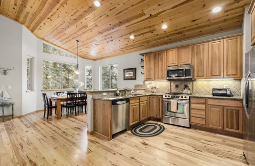 Kings Beach House | Family Getaway | Bunk Room, Queen Suite, Near Town, Dining & Lake Tahoe Fun
