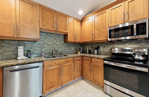 Highland Woods House | Family Home with Pool Table, Upgraded Kitchen -Minutes to Beach - Midtown Location