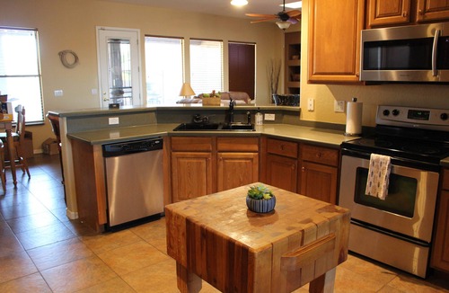 Wittmann House | Family Oasis: Pool, Jacuzzi, 5 BR, Basketball Court & Desert Access!