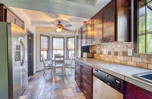 Southern Crossing House | Family/pet friendly home, sleeps 8. Enjoy our game room & soak in the hot tub after exploring Bend. Less than 30 minutes to Mtn. Bachelor. Vacation Home/Midterm Stays/Corporate Housing