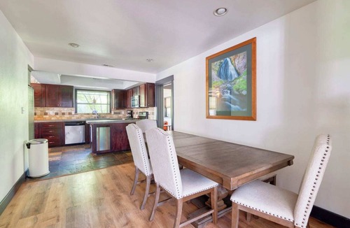 Southern Crossing House | Family/pet friendly home, sleeps 8. Enjoy our game room & soak in the hot tub after exploring Bend. Less than 30 minutes to Mtn. Bachelor. Vacation Home/Midterm Stays/Corporate Housing