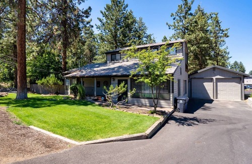 Southern Crossing House | Family/pet friendly home, sleeps 8. Enjoy our game room & soak in the hot tub after exploring Bend. Less than 30 minutes to Mtn. Bachelor. Vacation Home/Midterm Stays/Corporate Housing