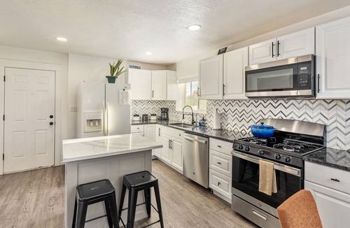 Hillcrest House | Family Retreat - Backyard Games + Movie Room - Sleeps 16