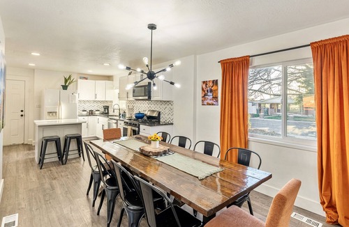 Hillcrest House | Family Retreat - Backyard Games + Movie Room - Sleeps 16