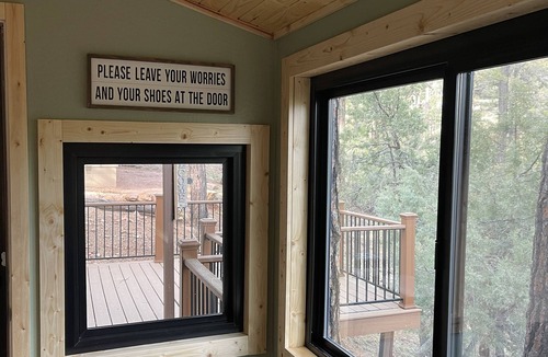 Strawberry Cabin | Family-sized, quaint cabin on the edge of the US Forest