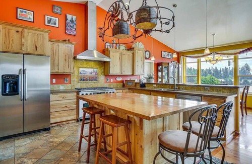Thurston House | Fantastic 4 BR Countryside Home - Mountain views, Hot tub, Close to town and UO!