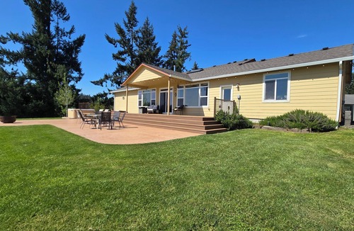 Thurston House | Fantastic 4 BR Countryside Home - Mountain views, Hot tub, Close to town and UO!