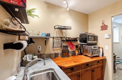 Riverfront House | Fantastic Basement Bungalow close to downtown - Riverfront Neighborhood